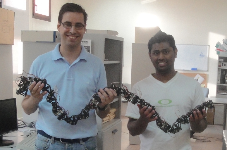 Cube18 caterpillar robot