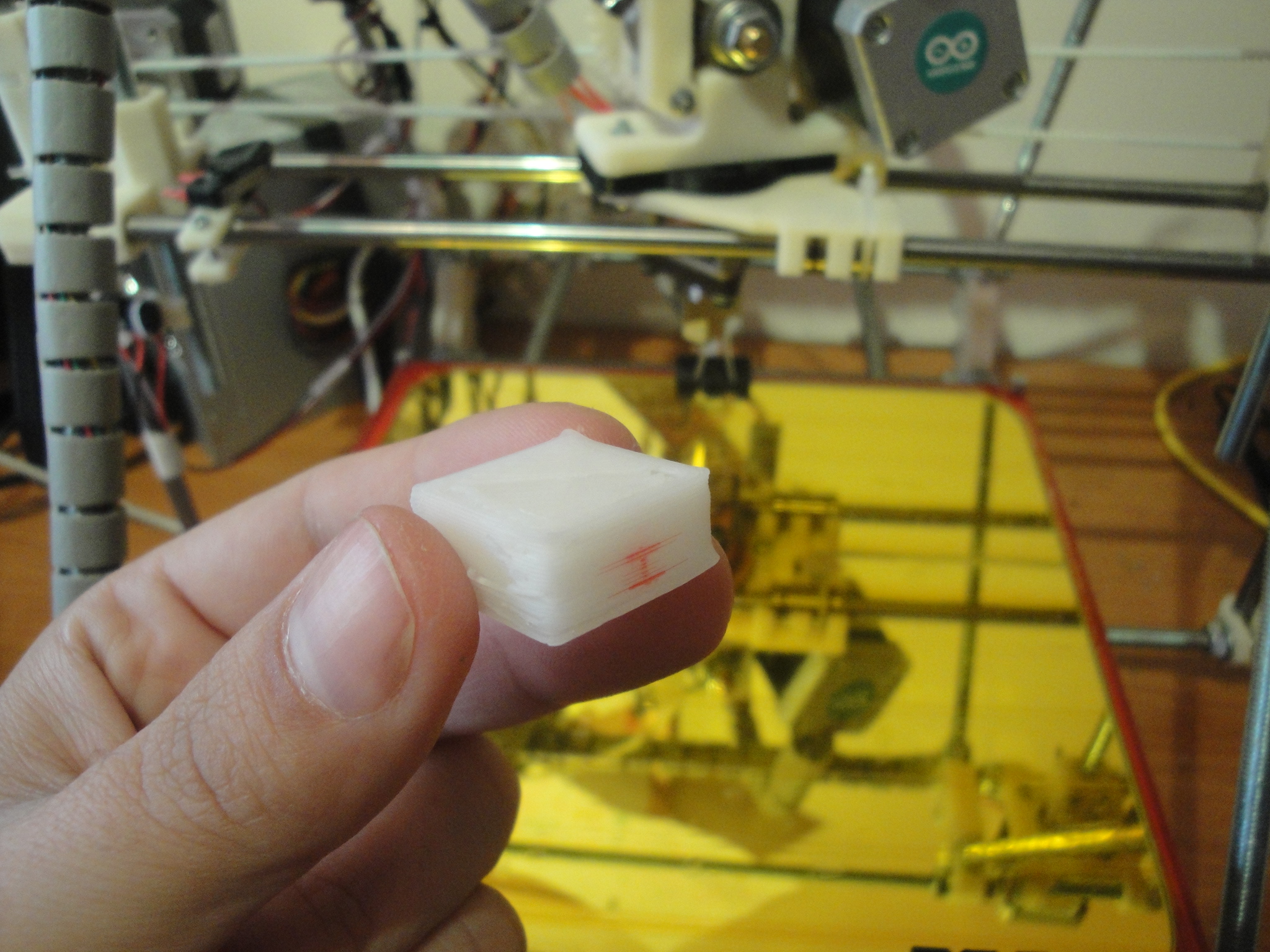 Primera pieza impresa por R3 (click para ampliar)