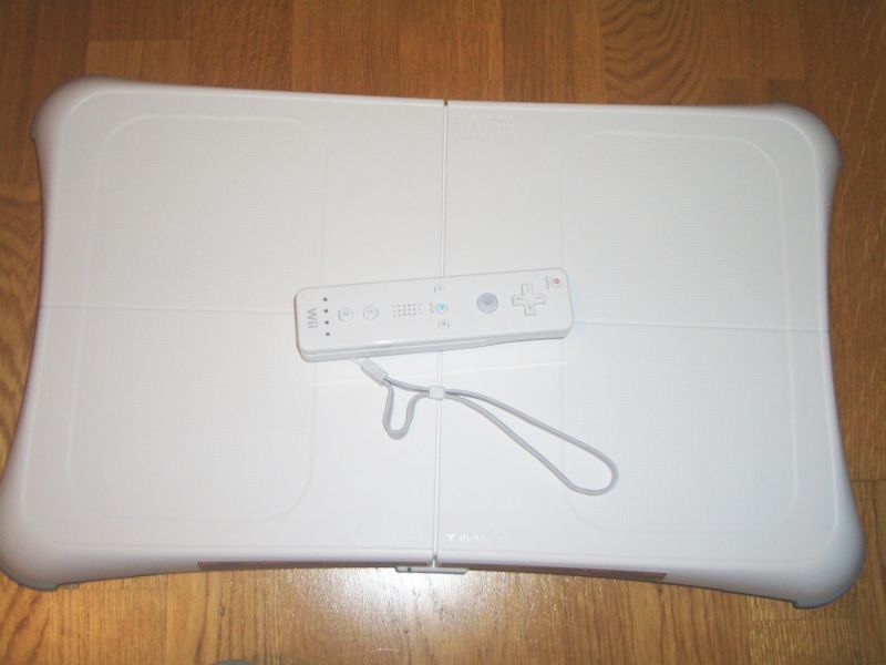 Archivo:Wii-board-wiimote.jpg
